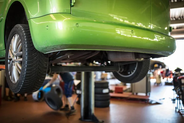 Carro Garagem Para Manutenção Mudança Óleo Pneu Dof Raso Imagem — Fotografia de Stock