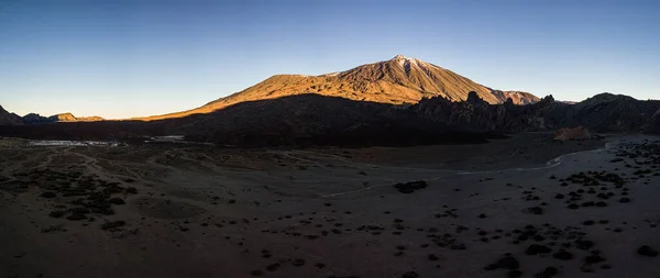 ティード火山とピコ ヴィエホ火山のピークは サマーラ火口から見た日没時である Teide National Park テネリフェ島 カナリア諸島 スペイン — ストック写真