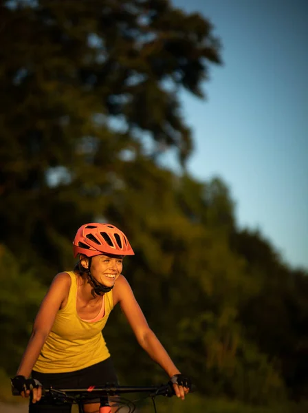 Bonita Jovem Mulher Bicicleta Uma Bicicleta Montanha Desfrutando Estilo Vida — Fotografia de Stock