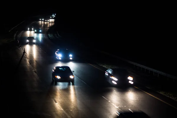 Viel Befahrene Autobahn Der Nacht Mit Autos Von Pendlern Die — Stockfoto