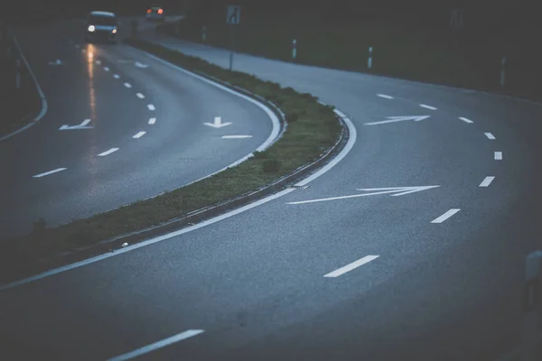 日没時の高速道路上の車 浅いDof カラートーン画像 — ストック写真