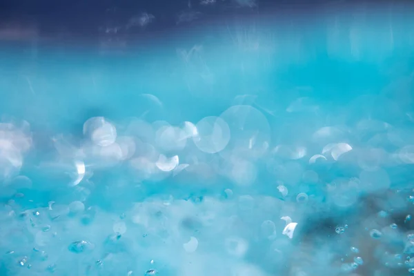 美丽的水波 在清洁的蓝色水中的水波 清洁的过滤水 可供饮用 — 图库照片