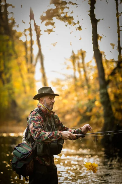 Knappe Visser Die Een Mooie Forel Vasthoudt Terwijl Hij Aan — Stockfoto