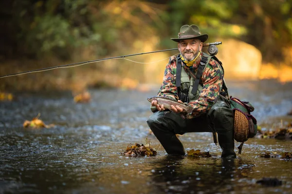 Handsome Fisherman Holding Lovely Trout While Fly Fishing Splendid Mountain — Stock Photo, Image