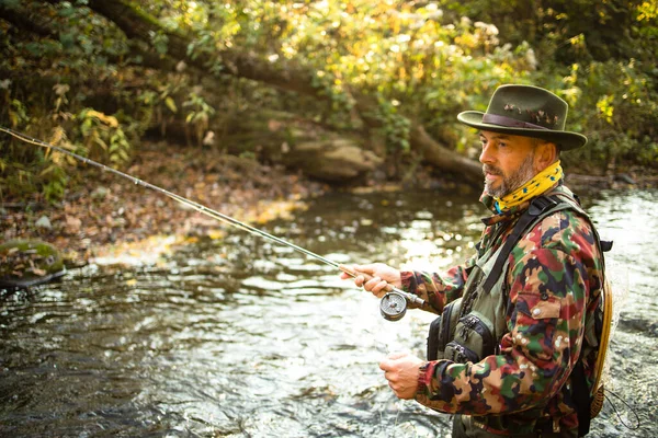 Beau Pêcheur Tenant Une Belle Truite Tout Pêchant Mouche Sur — Photo