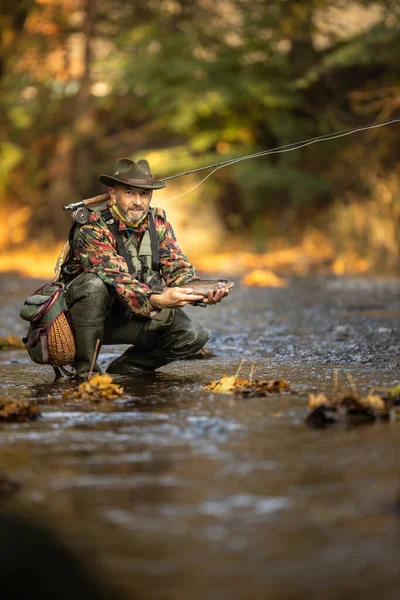 Handsome Fisherman Holding Lovely Trout While Fly Fishing Splendid Mountain — Stock Photo, Image