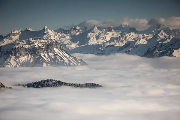 Prachtige Apline Landschap Hoge Bergen Met Mist Heerlijk Avondlicht — Stockfoto