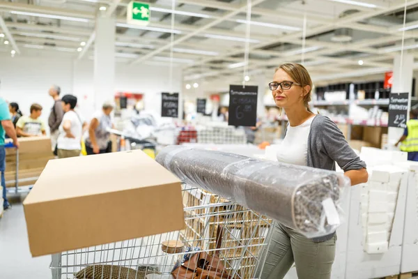 Vacker Ung Kvinna Att Välja Rätt Möbler För Hennes Lägenhet — Stockfoto