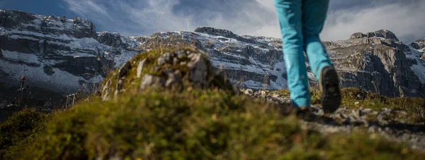 Yüksek Dağlarda Yürüyen Güzel Genç Bayan Yürüyüşçü Sığ Dof — Stok fotoğraf