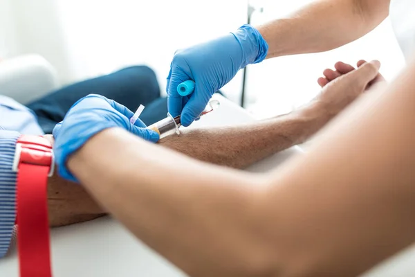 Homem Sênior Fazendo Exame Sangue Feito Por Uma Enfermeira — Fotografia de Stock