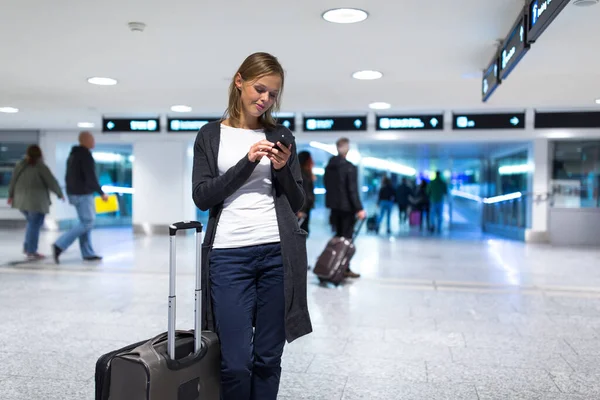 Pasajera Joven Aeropuerto Usando Tableta Mientras Espera Vuelo Imagen Tonificada —  Fotos de Stock