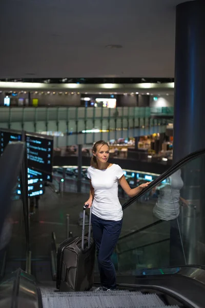 Genç Kadın Yolcu Havaalanında Onu Geçide Aktarılıyor Zamanında Onun Uçuş — Stok fotoğraf