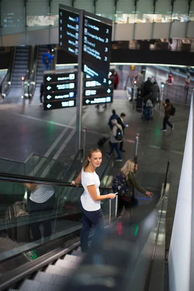 Junge Passagierin Flughafen Die Ihrem Gate Umsteigt Ihren Flug Pünktlich — Stockfoto