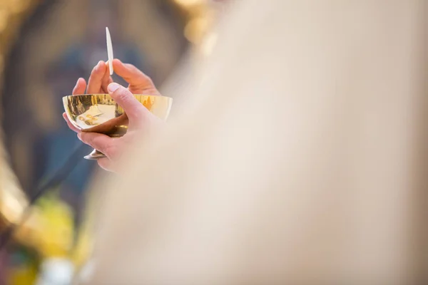 Priester Während Einer Hochzeitszeremonie Hochzeitsmesse Flaches Dof Farbiges Bild — Stockfoto