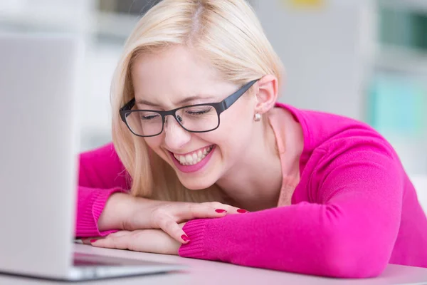Hübsche Junge Studentin Einer Bibliothek Lacht Vor Ihrem Laptop Flaches — Stockfoto