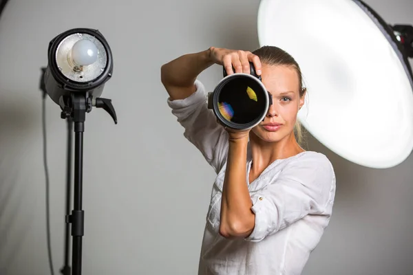 Vacker Kvinnlig Fotograf Med Digitalkamera Dslr Och Ett Stort Teleobjektiv — Stockfoto