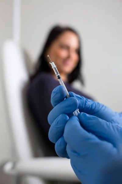 ウイルスパンデミックの際に医師や看護師からウイルスに対してワクチンを接種する患者 — ストック写真