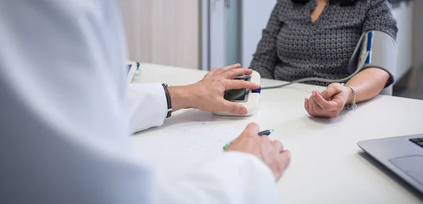 Badanie Stanu Zdrowia Pod Kątem Ciśnienia Tętniczego Krwi Kontrola Wysokiego — Zdjęcie stockowe