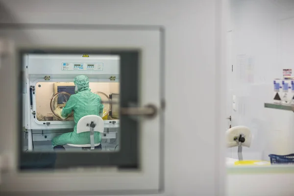 非常に厳格な予防措置 浅いDof カラートーン画像 を持つ生化学実験室で調製されているウイルス解毒剤 — ストック写真
