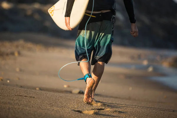 Fiatal Fiú Szörfözés Hullám Ban Egy Napsütéses Napon — Stock Fotó