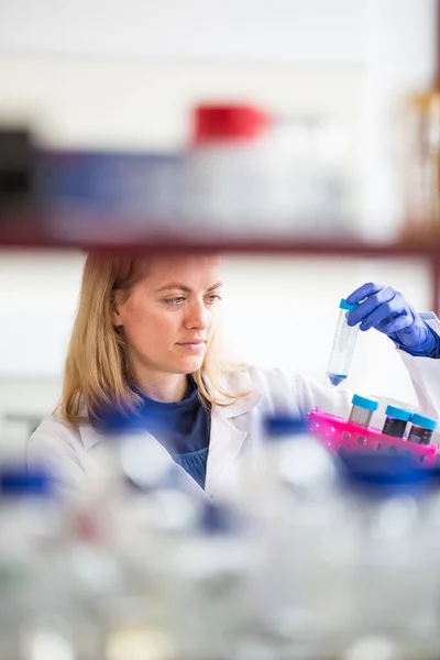 Jonge Vrouwelijke Wetenschapper Werkt Moderne Scheikunde Biologie Lab Ondiepe Dof — Stockfoto