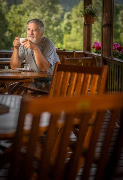 Stilig Senior Man Njuter Sitt Morgonkaffe Mountain Hotel Terrass Semestern — Stockfoto