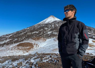 Güneş batarken Teide ve Pico Viejo volkanlarının zirveleri Samara kraterinden görülür. Teide Ulusal Parkı, Tenerife, Kanarya Adaları, İspanya