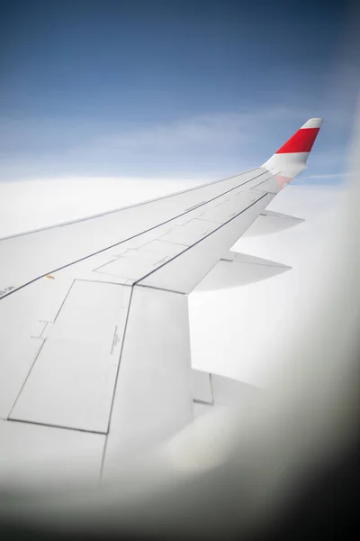 有蓝天的飞机舷窗 飞行过程中透过窗户看飞机 飞机机翼穿过舷窗 飞行过程中透过窗户看飞机 — 图库照片