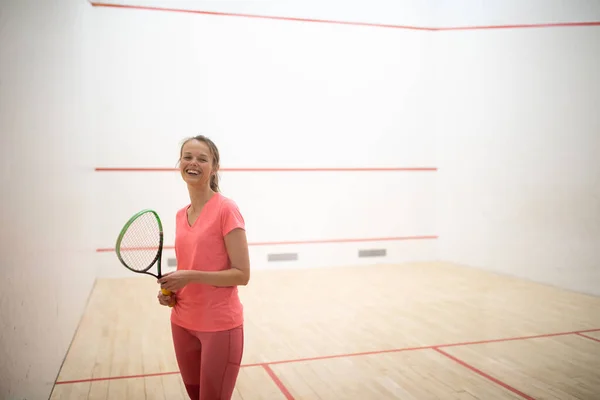 Hübsche Weibliche Squash Spielerin Auf Einem Squash Court Bewegliches Unscharfes — Stockfoto