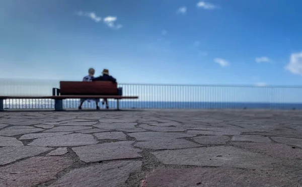 老年夫妇 坐在海边长椅上的老夫妇 浅浅的Dof — 图库照片