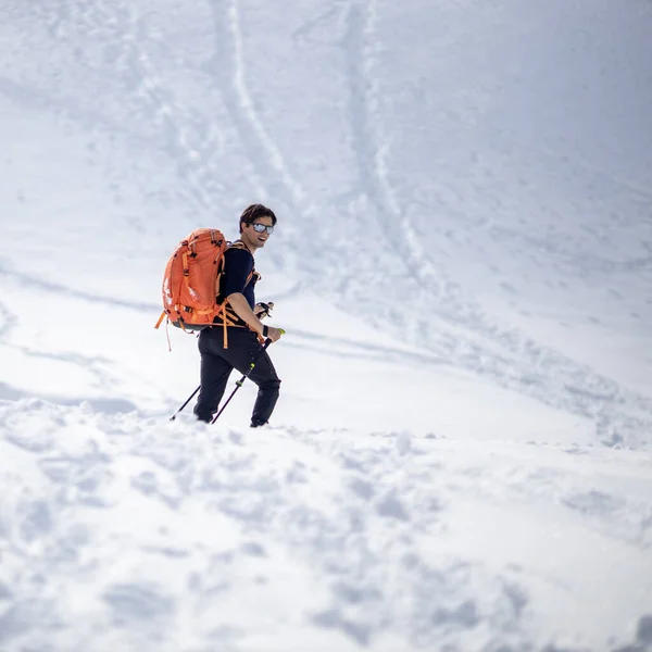 Sport Invernali Giovane Uomo Che Cammina Con Racchette Neve Sci — Foto Stock