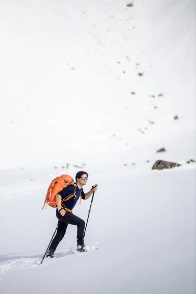 Wintersport Junger Mann Beim Wandern Mit Schneeschuhen Schneebedeckten Hochgebirgen Selektiver — Stockfoto