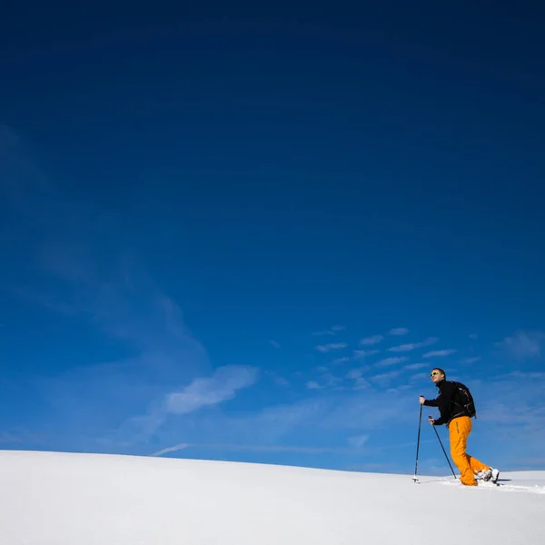 Winter Sports Young Man Walking Snowshoes Uphill High Mountains Covered — Stock Photo, Image