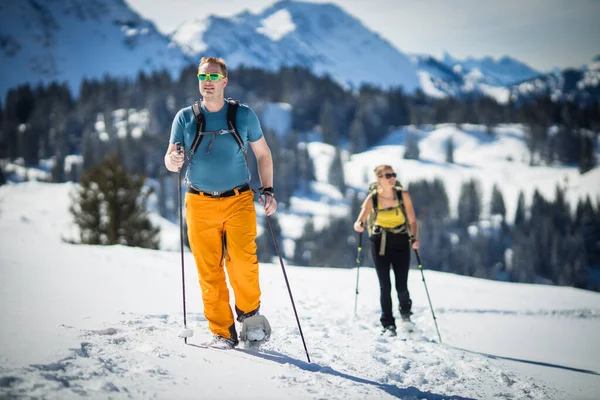 Zimní Sporty Dva Přátelé Pěší Turistika Sněžnicemi Vysokých Horách — Stock fotografie