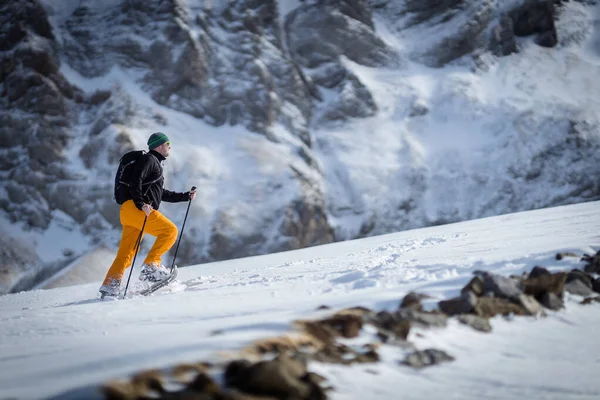 Deportes Invierno Joven Caminando Con Raquetas Nieve Cuesta Arriba Las — Foto de Stock