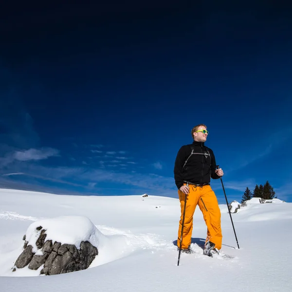 Vintersport Ung Man Promenader Med Snöskor Uppförsbacke Höga Berg Täckt — Stockfoto