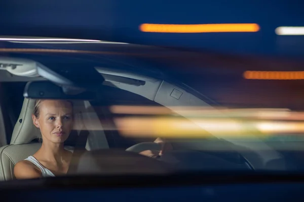 Молодая Женщина Водитель Рулем Автомобиля Ночью Цветное Тонированное Изображение Мелкий — стоковое фото