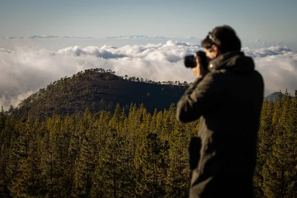 Fotoğrafçı Güzel Bir Manzaranın Fotoğraflarını Çekiyor — Stok fotoğraf