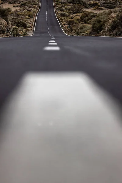 Lange Weg Een Bergdal Met Een Auto Erop Teide National — Stockfoto