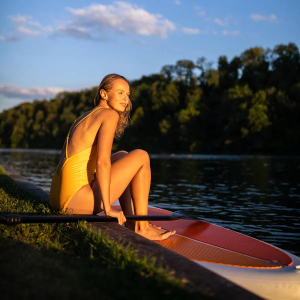 Sup Stand Paddle Board Koncept Söt Ung Kvinna Paddla Ombordstigning — Stockfoto