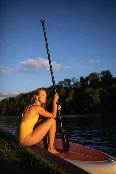 Sup Stand Paddle Board Concept Bella Giovane Donna Paddle Boarding — Foto Stock