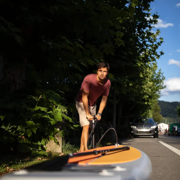 Sup Levante Conceito Prancha Remo Jovem Homem Inflando Sua Prancha — Fotografia de Stock