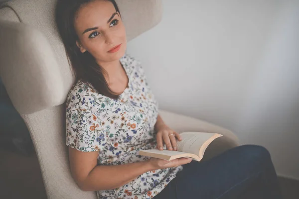 Симпатичная Молодая Женщина Читающая Книгу Дизайнерском Кресле Цветное Тонированное Изображение — стоковое фото