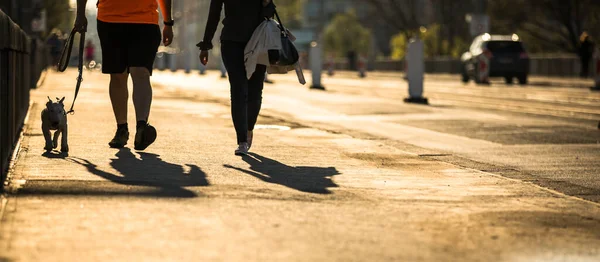 Menschen Auf Einer Straße Der Warmen Abendsonne — Stockfoto