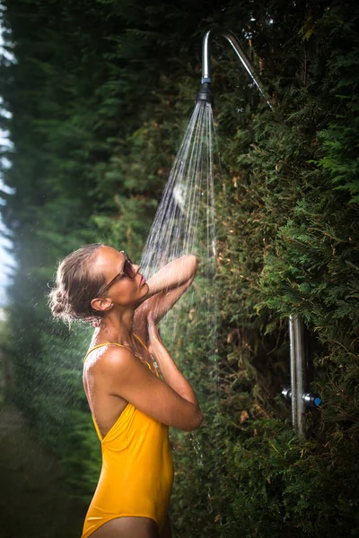 Schöne Junge Frau Unter Der Dusche Freien Attraktive Junge Frau — Stockfoto