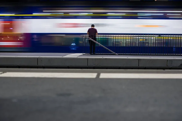 列車の動きがぼやけている駅の人々は速く動いています カラートーン画像 — ストック写真