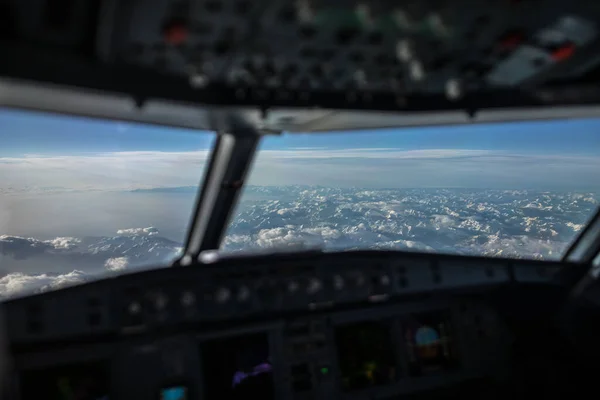 Commercieel Vliegtuig Cockpit Tijdens Vlucht Met Geweldig Weer Hieronder — Stockfoto