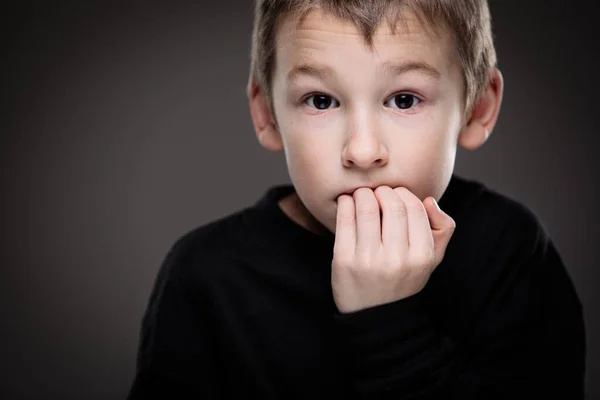 Angst Frykt Hos Liten Gutt Utdanningskonsept Som Antyder Atferdsproblemer Hos – stockfoto