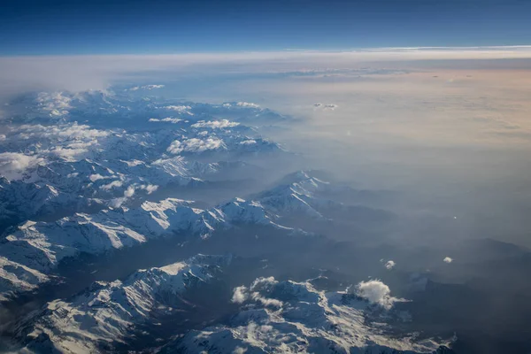 Widok Kokpitu Samolotu Pasażerskiego Nad Pięknym Pasmem Górskim — Zdjęcie stockowe