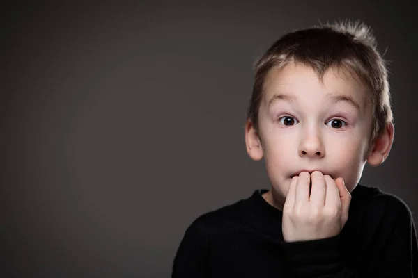一个小男孩的焦虑 教育概念暗示幼儿的行为问题 浅多佛 恐惧的表情 咬他的手指 — 图库照片